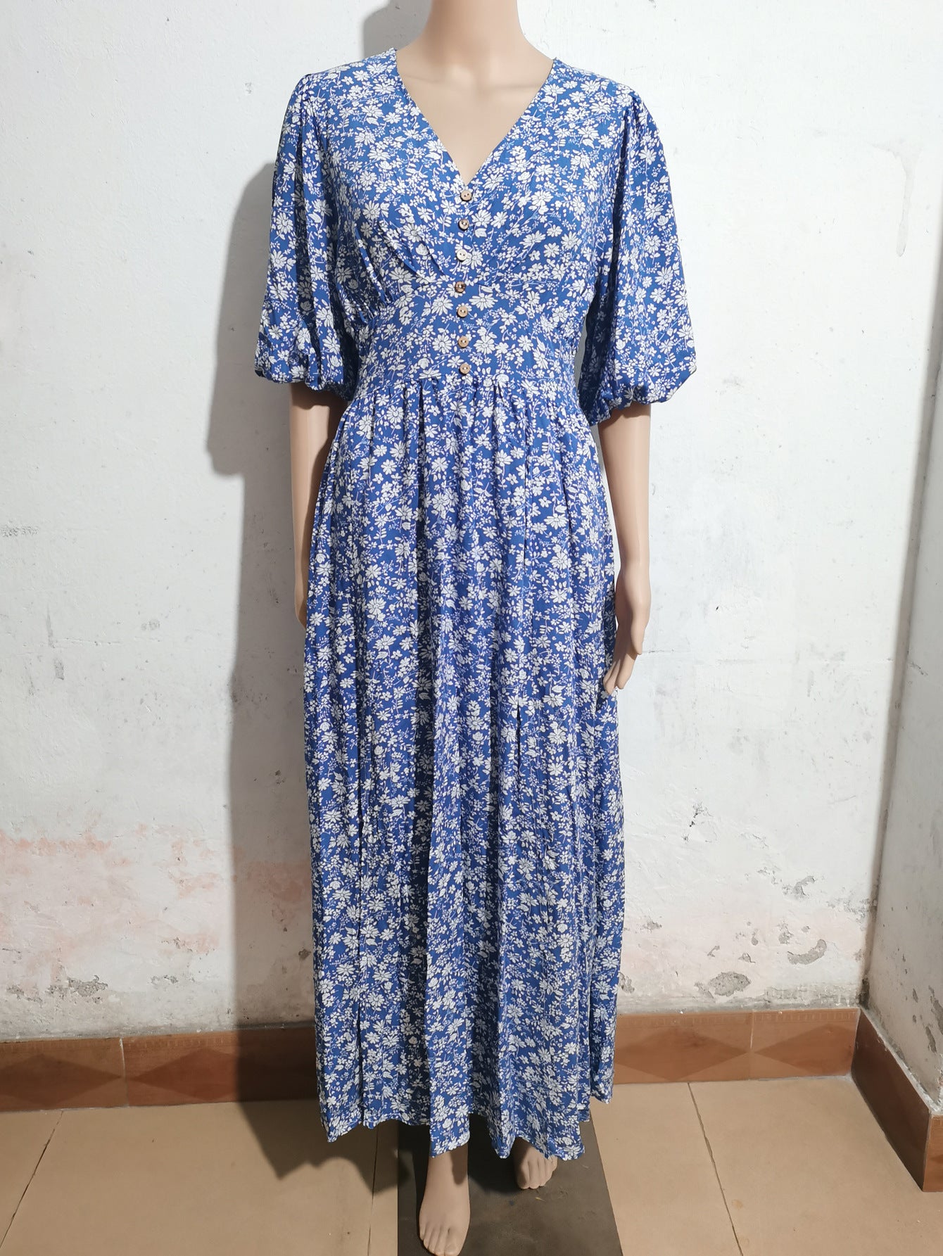 Damen Maxikleid mit floralem Design und knöpfigem Ausschnitt Stalluxe
