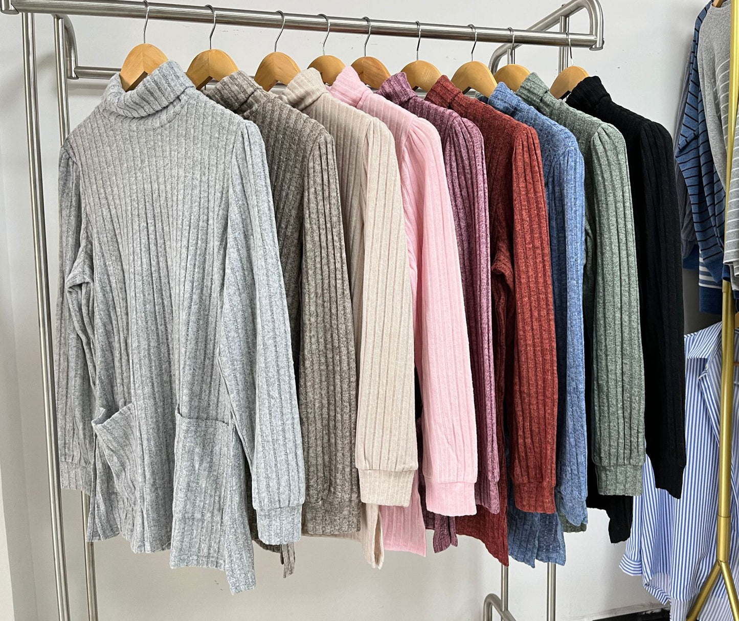 Damen elegantes Oberteil aus strukturierter Strickware mit Stehkragen und Seitentaschen Stalluxe