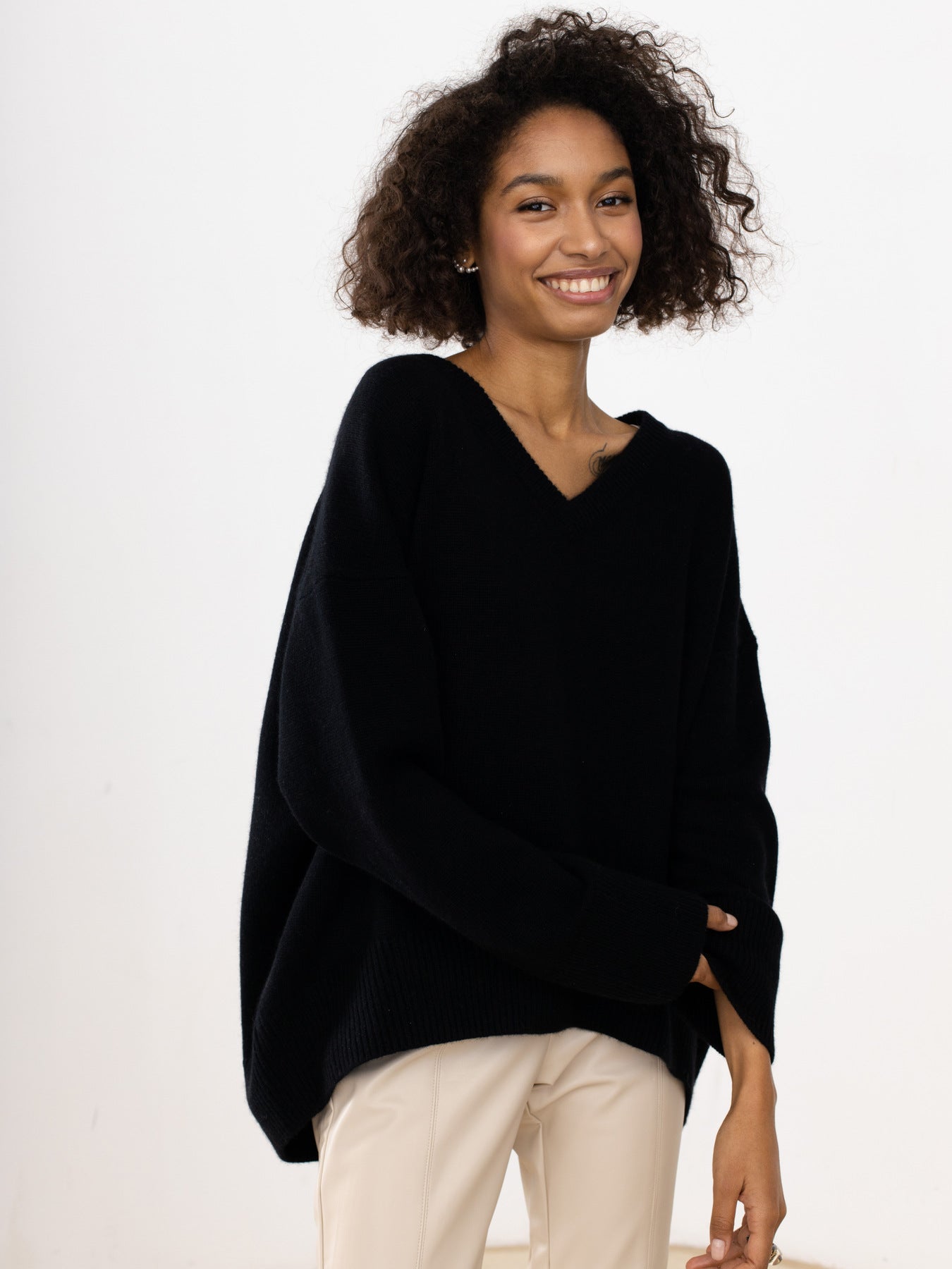 Damen Viskose-Pullover mit tiefem V-Ausschnitt und breiten Bündchen Stalluxe