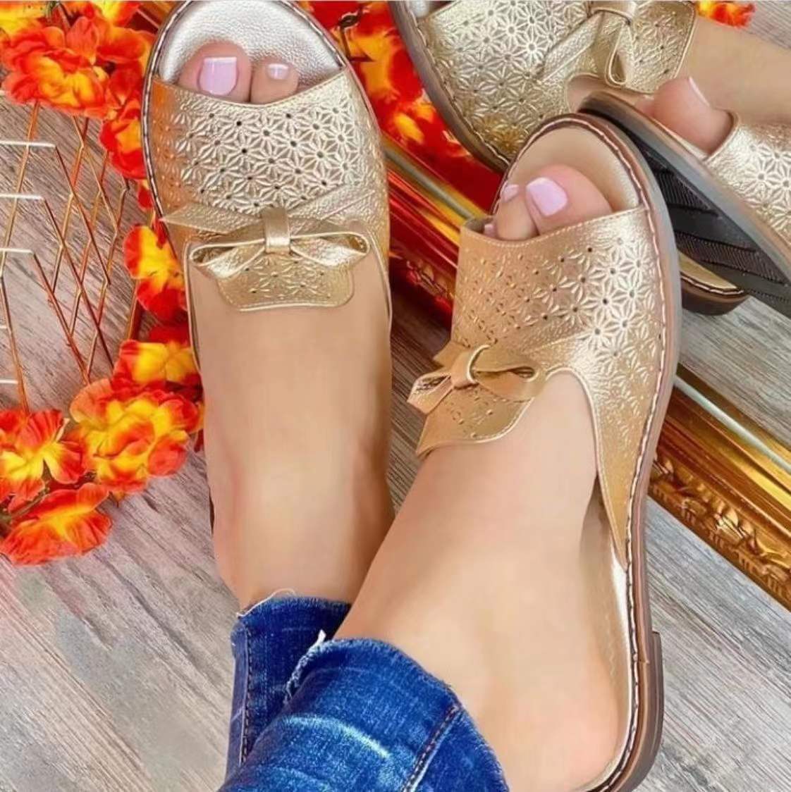 Damen trendige Zehentrenner-Sandalen mit floralem Muster und dekorativem Schleifen-Detail Stalluxe