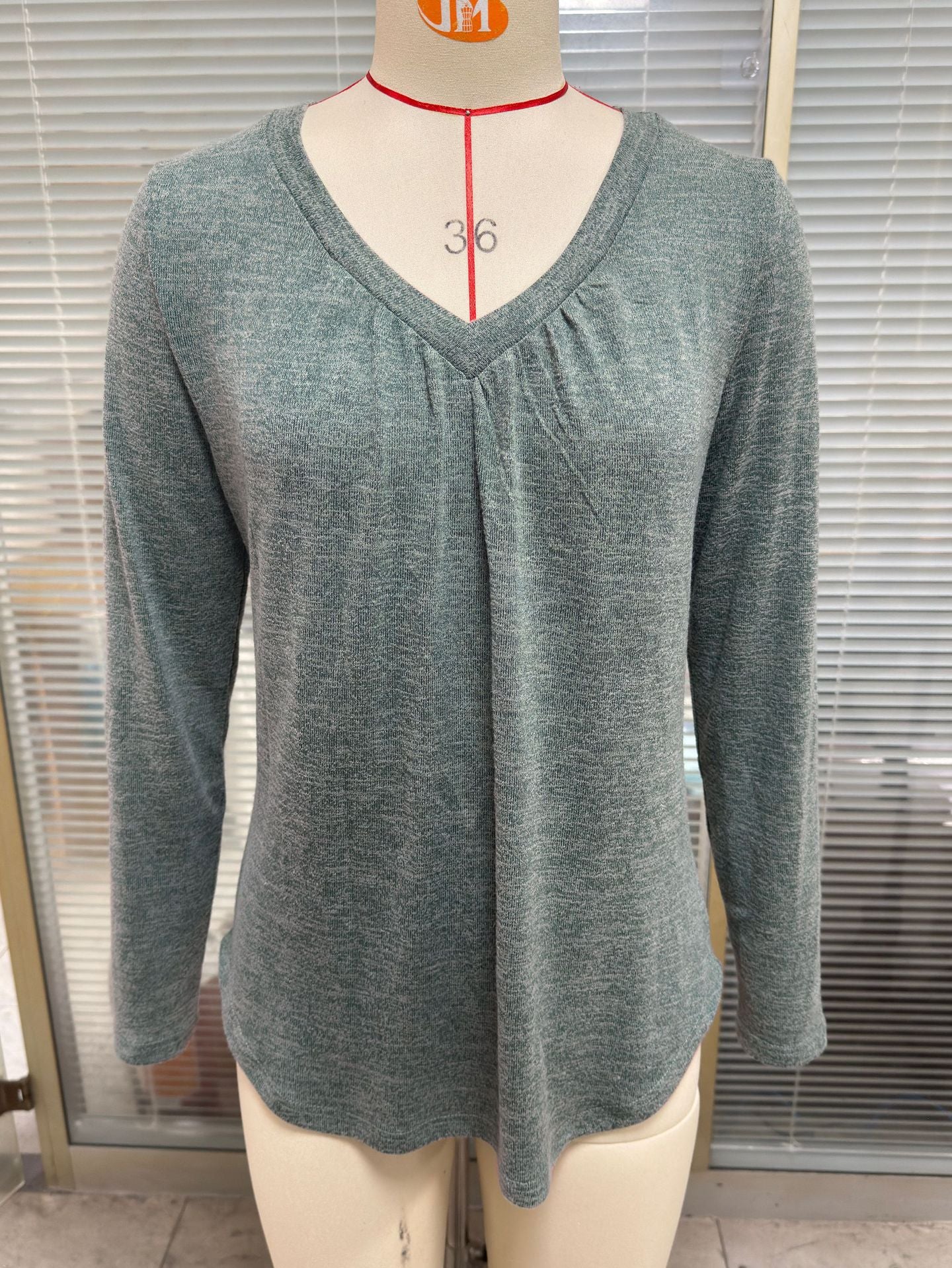 Damen lässiges Langarmshirt mit V-Ausschnitt und Falten Detail Stalluxe