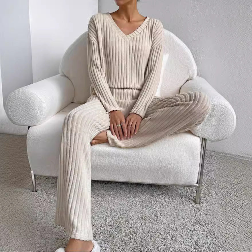 Damen Strickanzug mit V-Ausschnitt und feinem Rippdesign Stalluxe