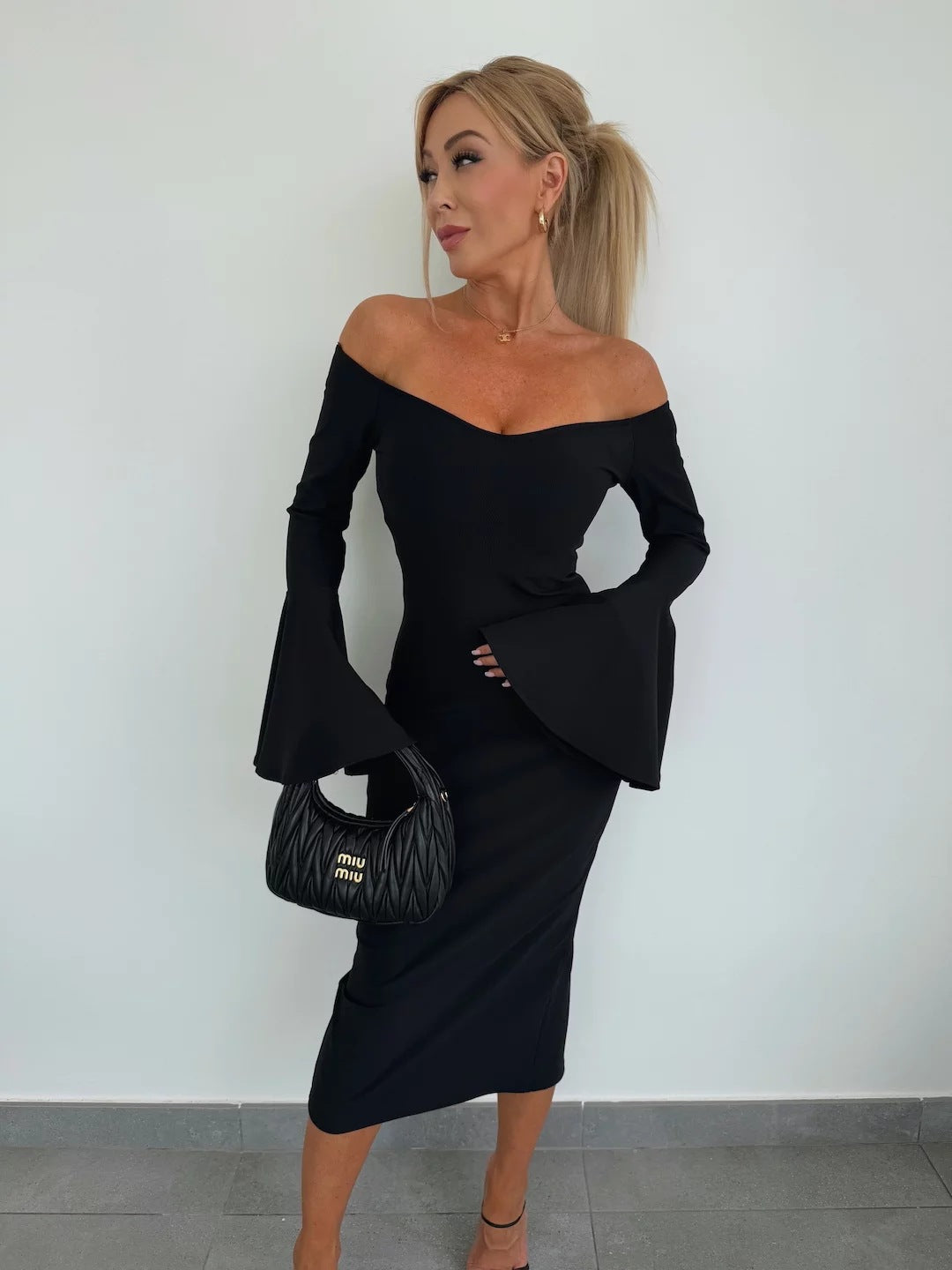 Damen Figurbetontes Kleid mit schulterfreien Ärmeln und ausgestellten Manschetten Stalluxe