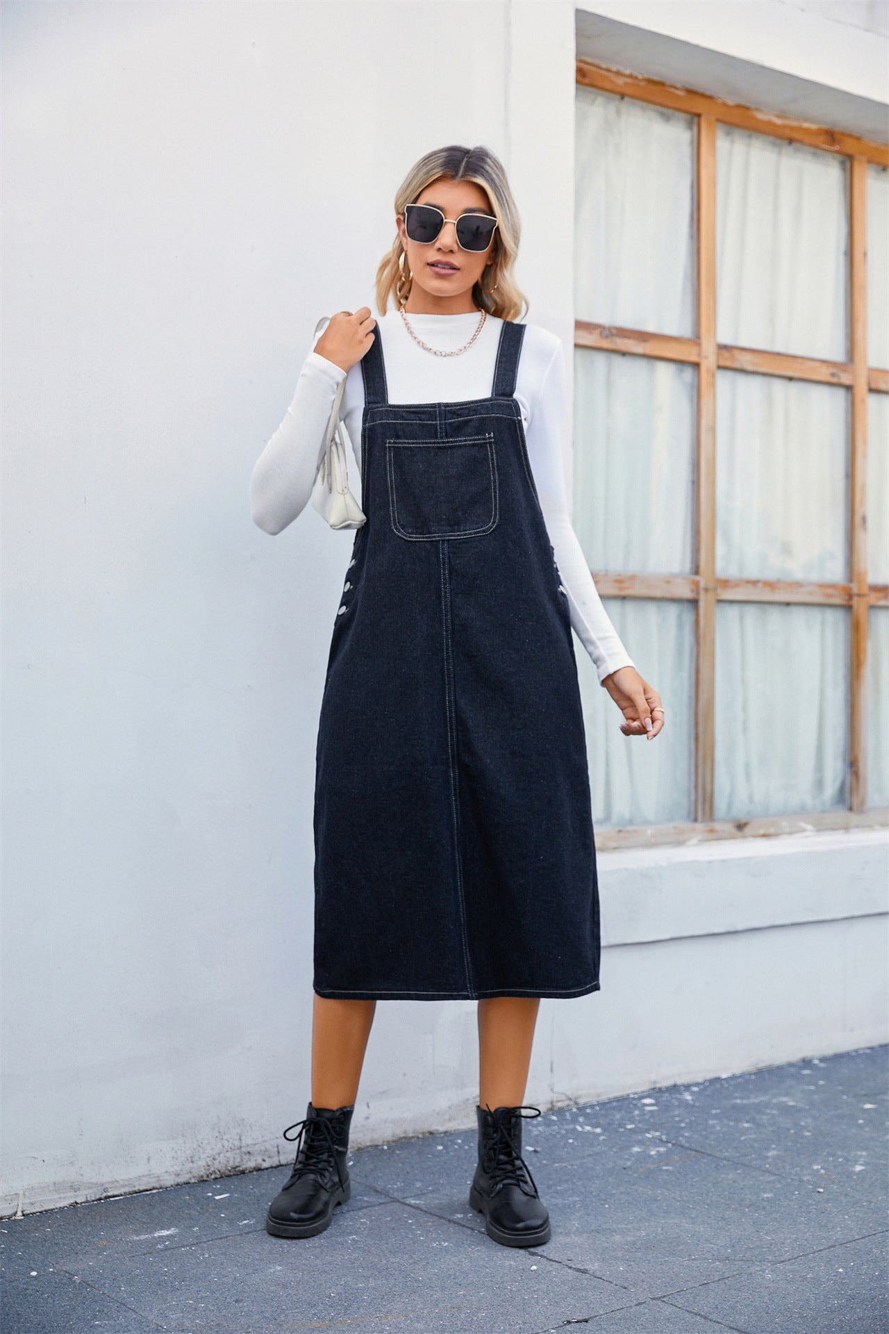Damen Denim-Latzkleid mit praktischen Seitentaschen und modernem Schnitt Stalluxe