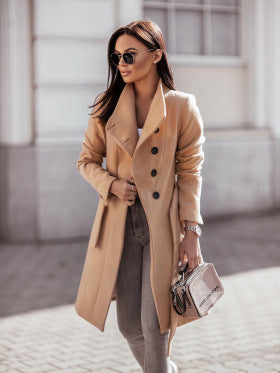 Damen Eleganter, taillierter Wintermantel mit tiefen Taschen und schickem Revers Stalluxe