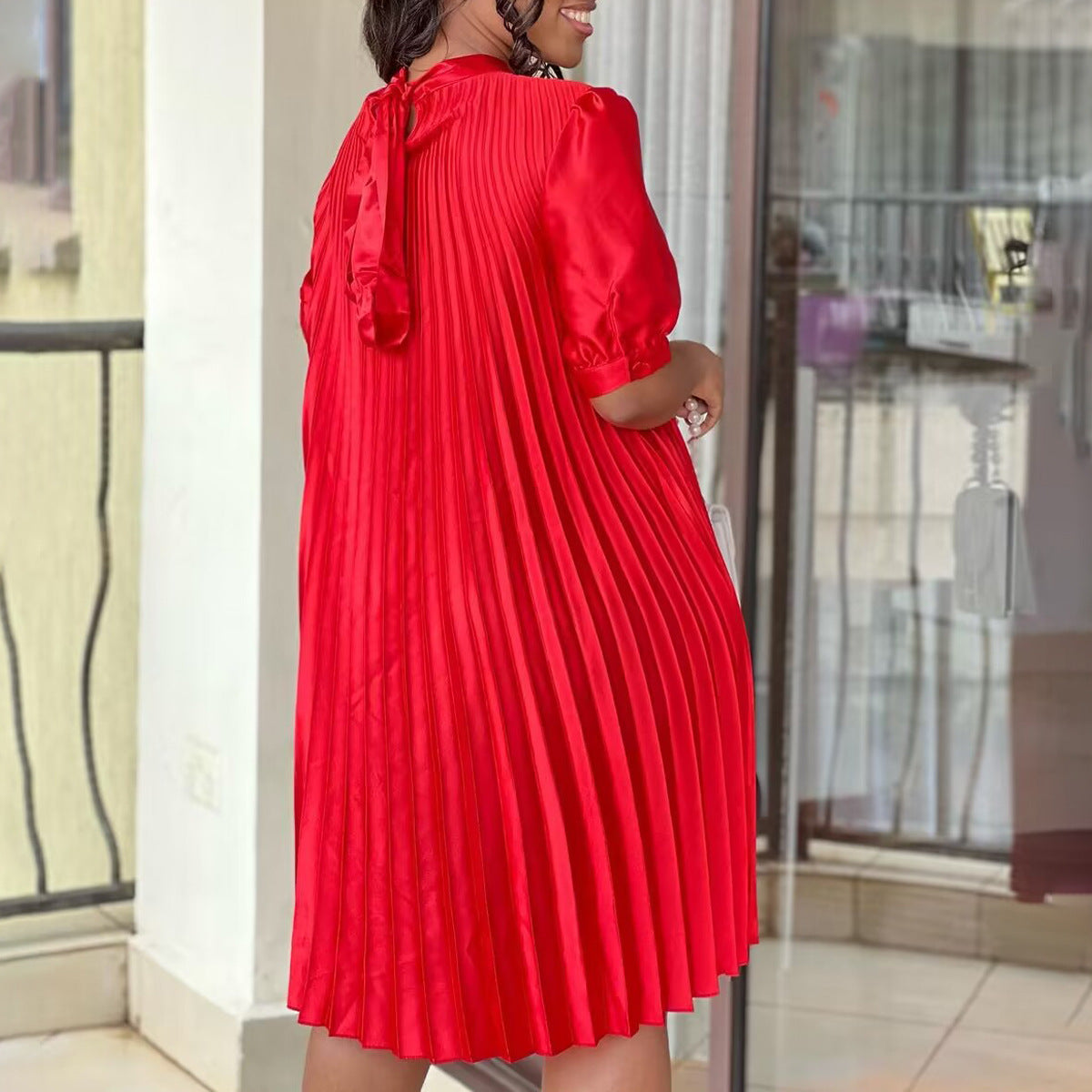 Damen Plisseekleid mit hochgeschlossenem Kragen und Schleifendetail Stalluxe