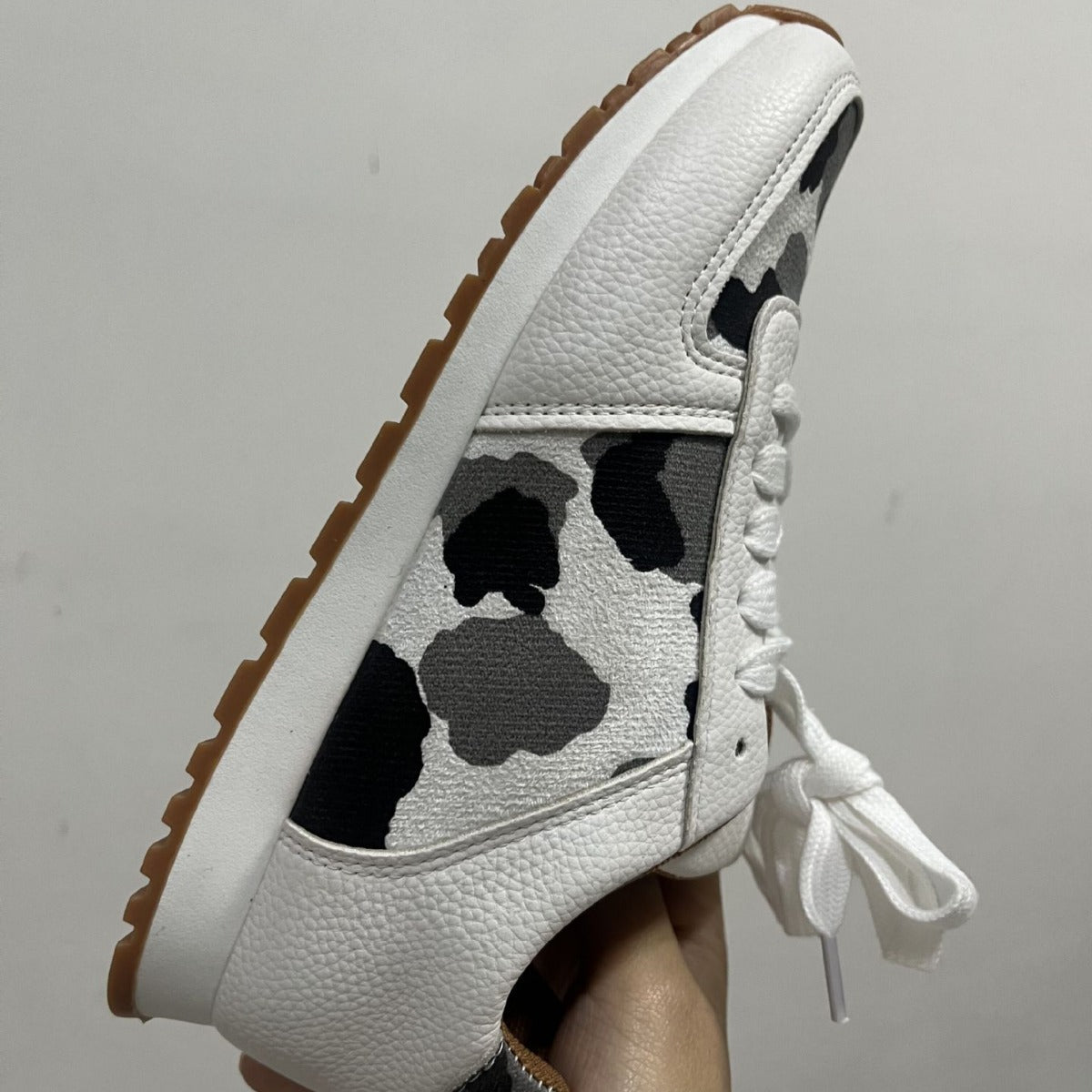 Damen Sneakers im modernen Kuhfell-Design mit flexiblem Sohlenkomfort Stalluxe