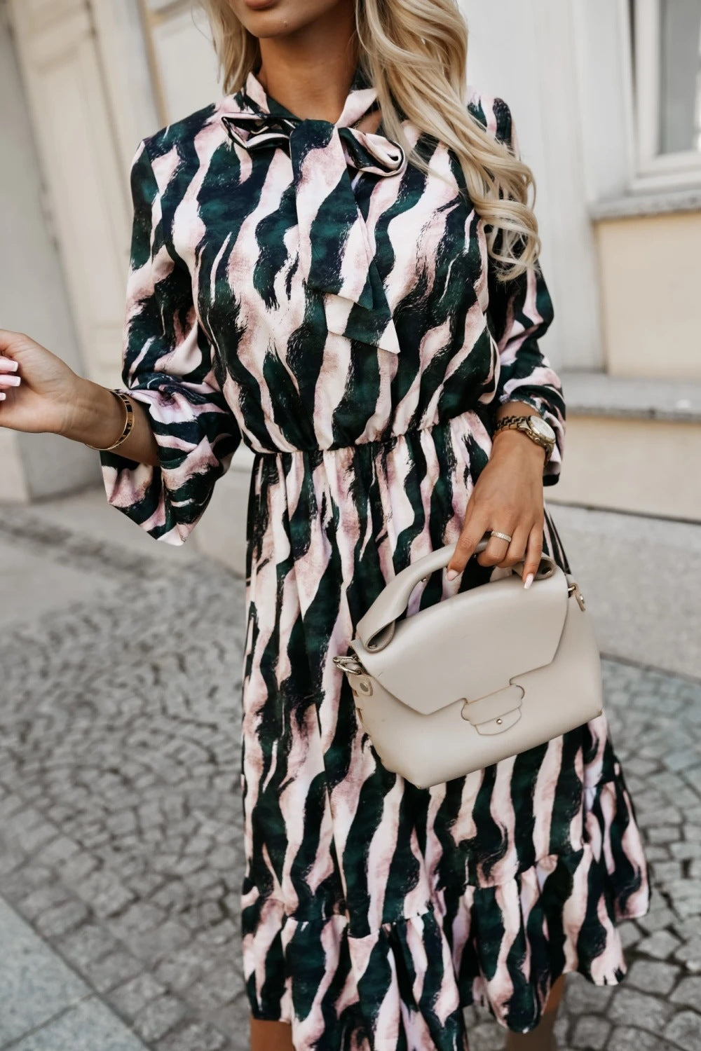 Damen Midi-Kleid mit fließendem Schnitt und Raffungen Stalluxe