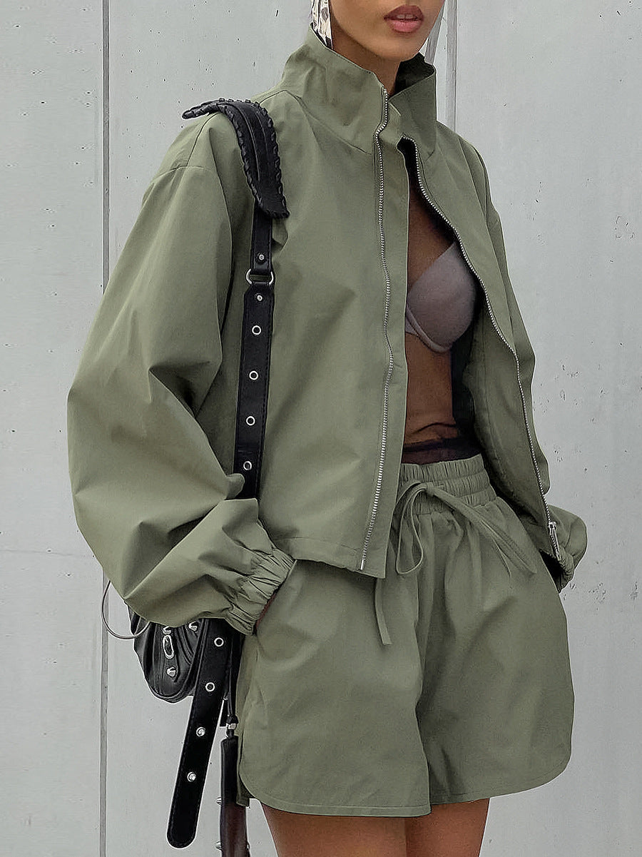 Damen stylisches Sportoutfit mit reißfestem Windbreaker und luftigen Shorts Stalluxe