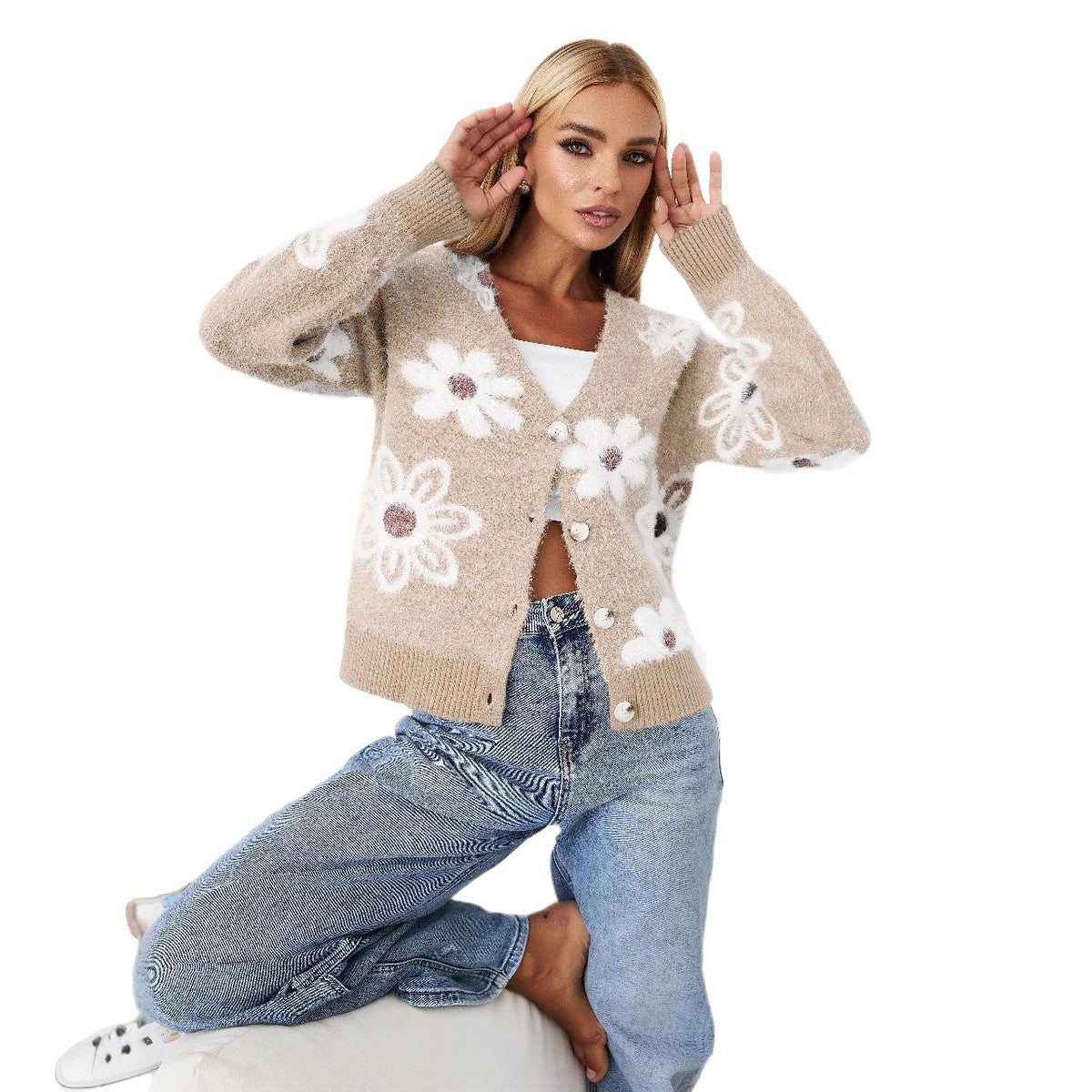 Damen Kuschelige Strickjacke mit Blumenmuster und dekorativen Knöpfen Stalluxe