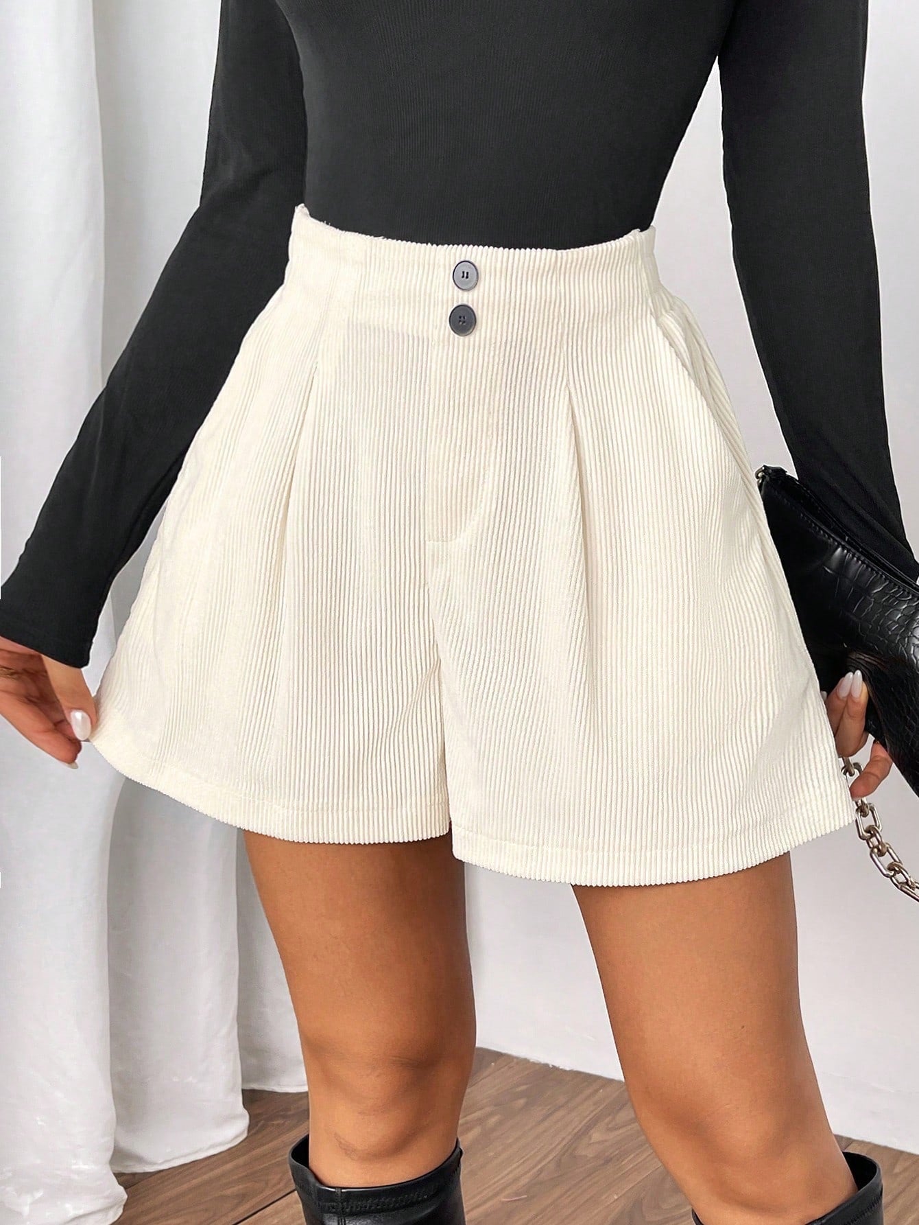 Damen Elegante Shorts mit Plissee-Design und Knopfdetails Stalluxe
