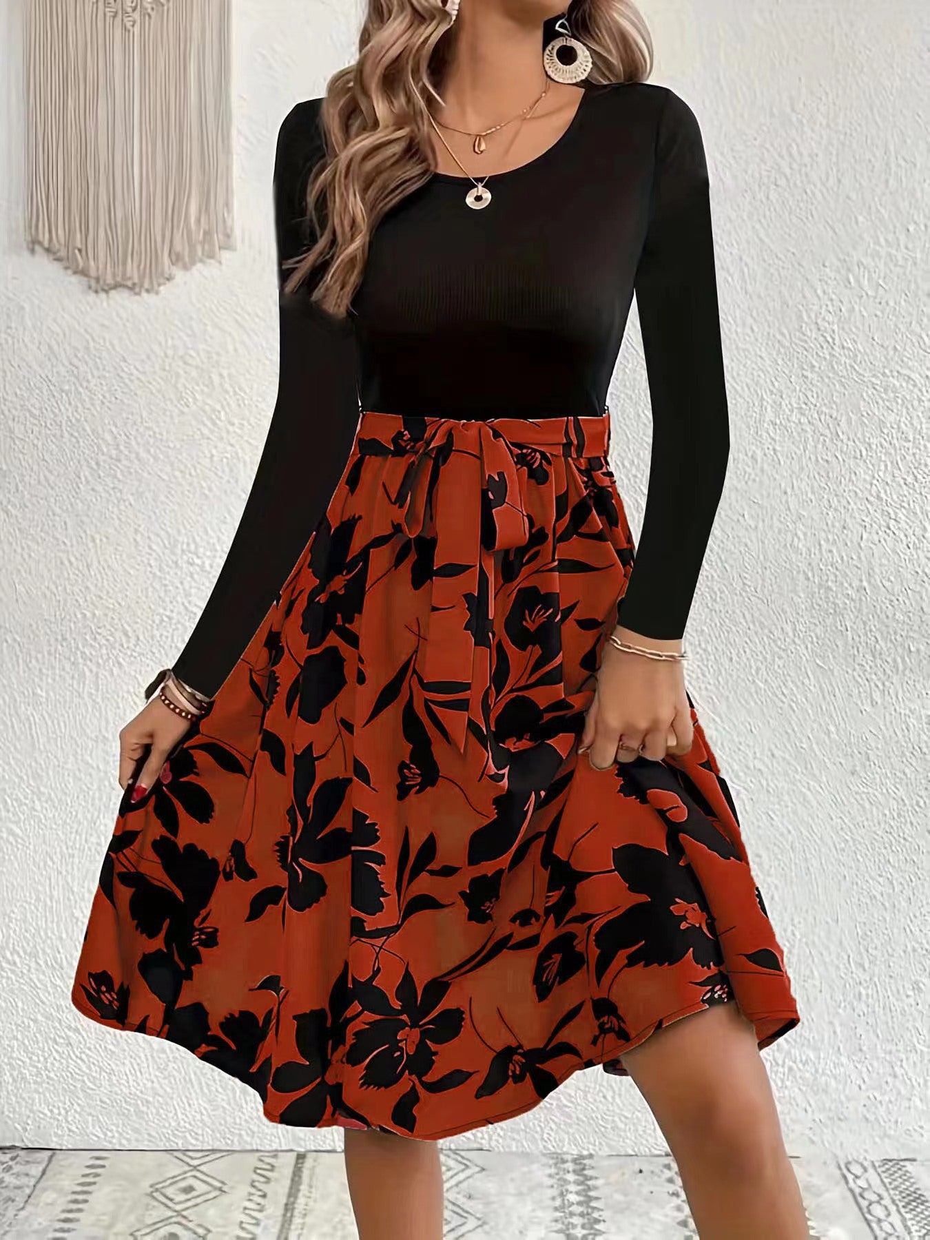 Damen Set aus langärmligem Oberteil und lässigem, floralem Rock Stalluxe