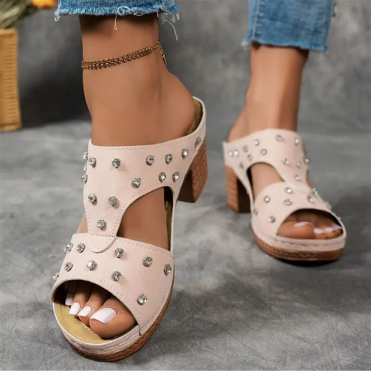 Damen Plattform-Sandalen mit modischen Nieten und bequemem Fußbett Stalluxe