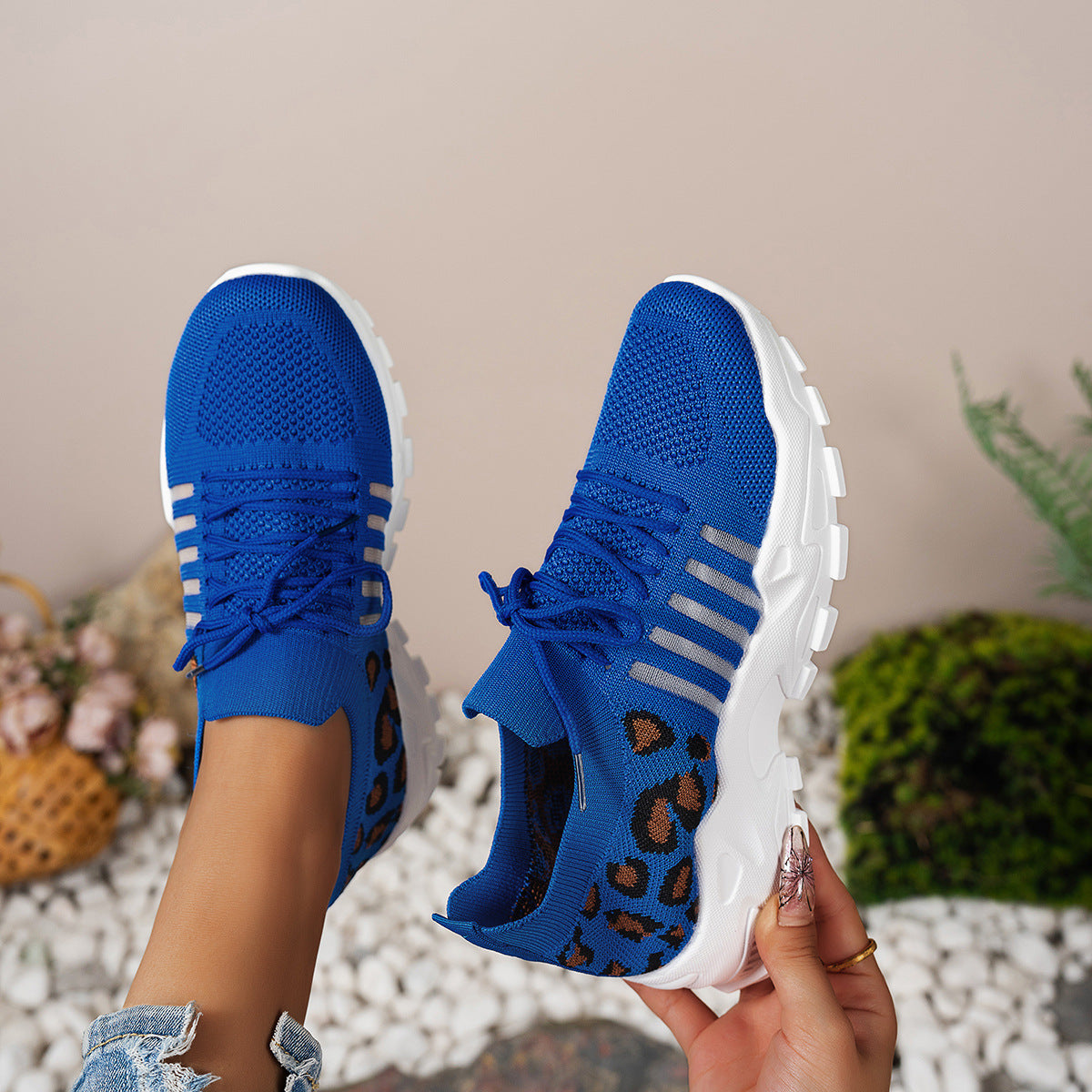 Damen Sportliche Sneakers aus atmungsaktivem Strickmaterial mit auffälligem Leopardenmuster Stalluxe