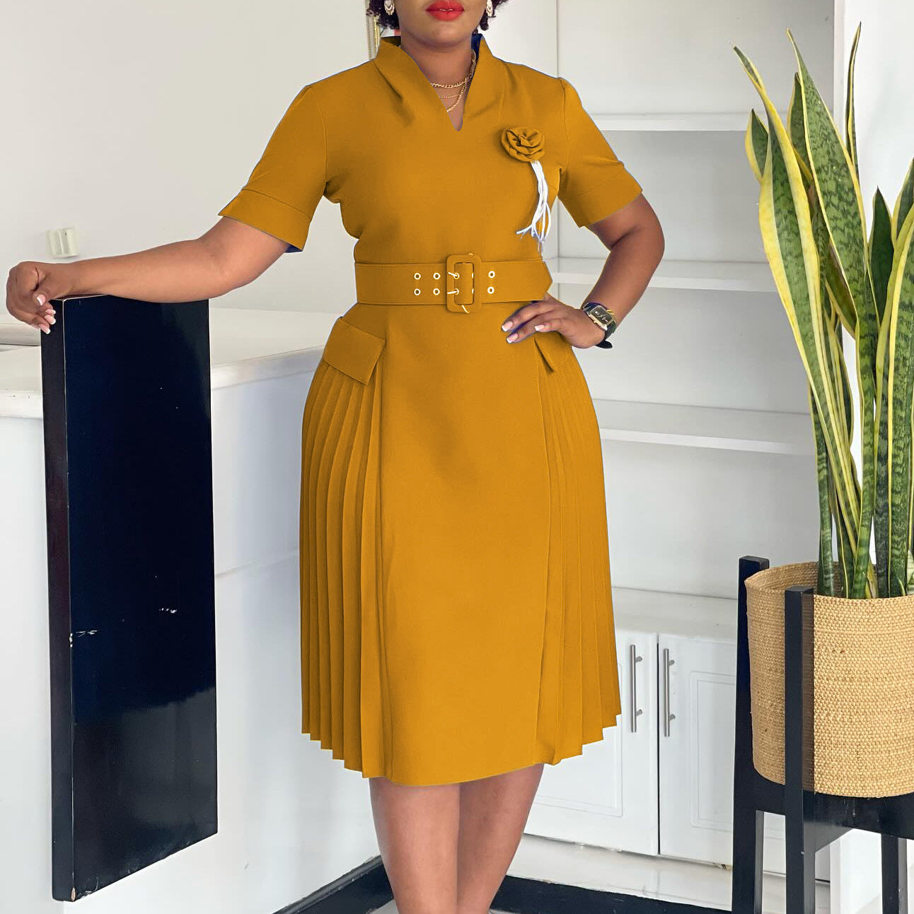 Damen Plissee-Kleid mit Taillengürtel und modischen Blumenakzenten Stalluxe