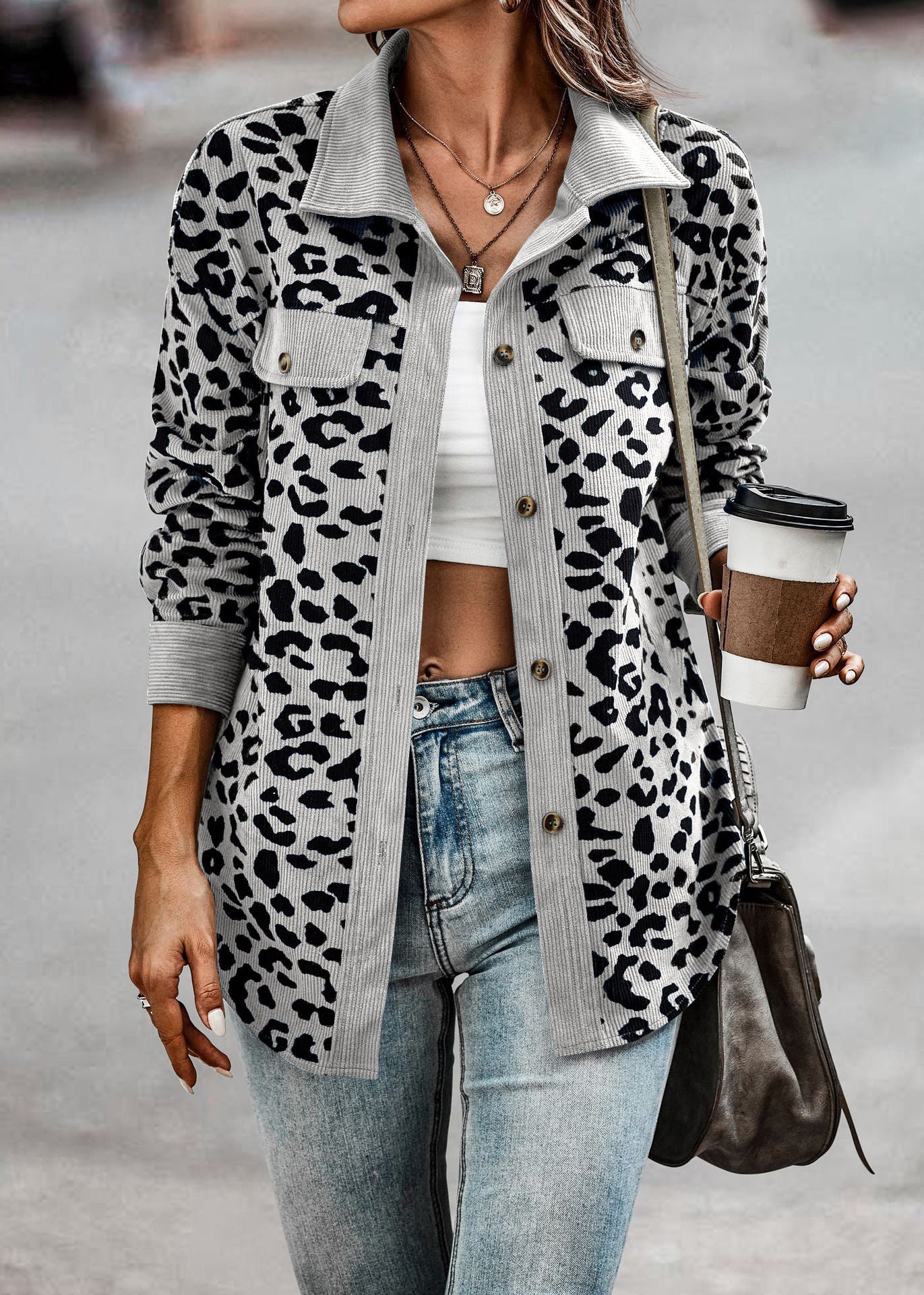Damen Freizeitjacke mit strukturiertem Leopardenmuster und praktischen Taschen Stalluxe