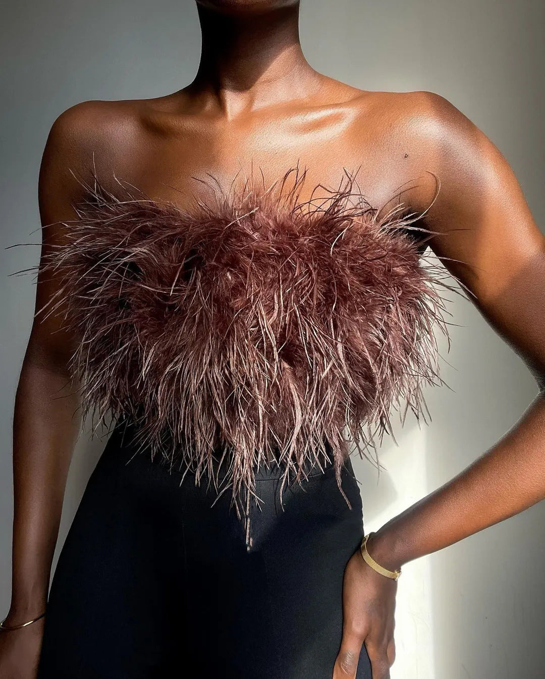 Damen Modische Top mit aufregendem Federn und schulterfreiem Design Stalluxe