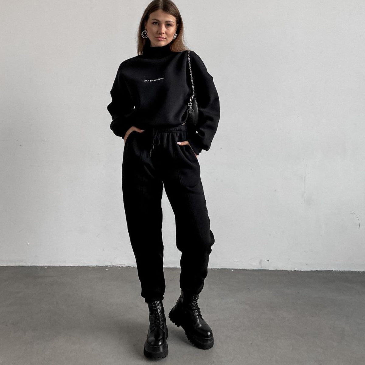 Damen sportlicher Lounge-Anzug mit hohem Kragen und weiten Ärmeln Stalluxe