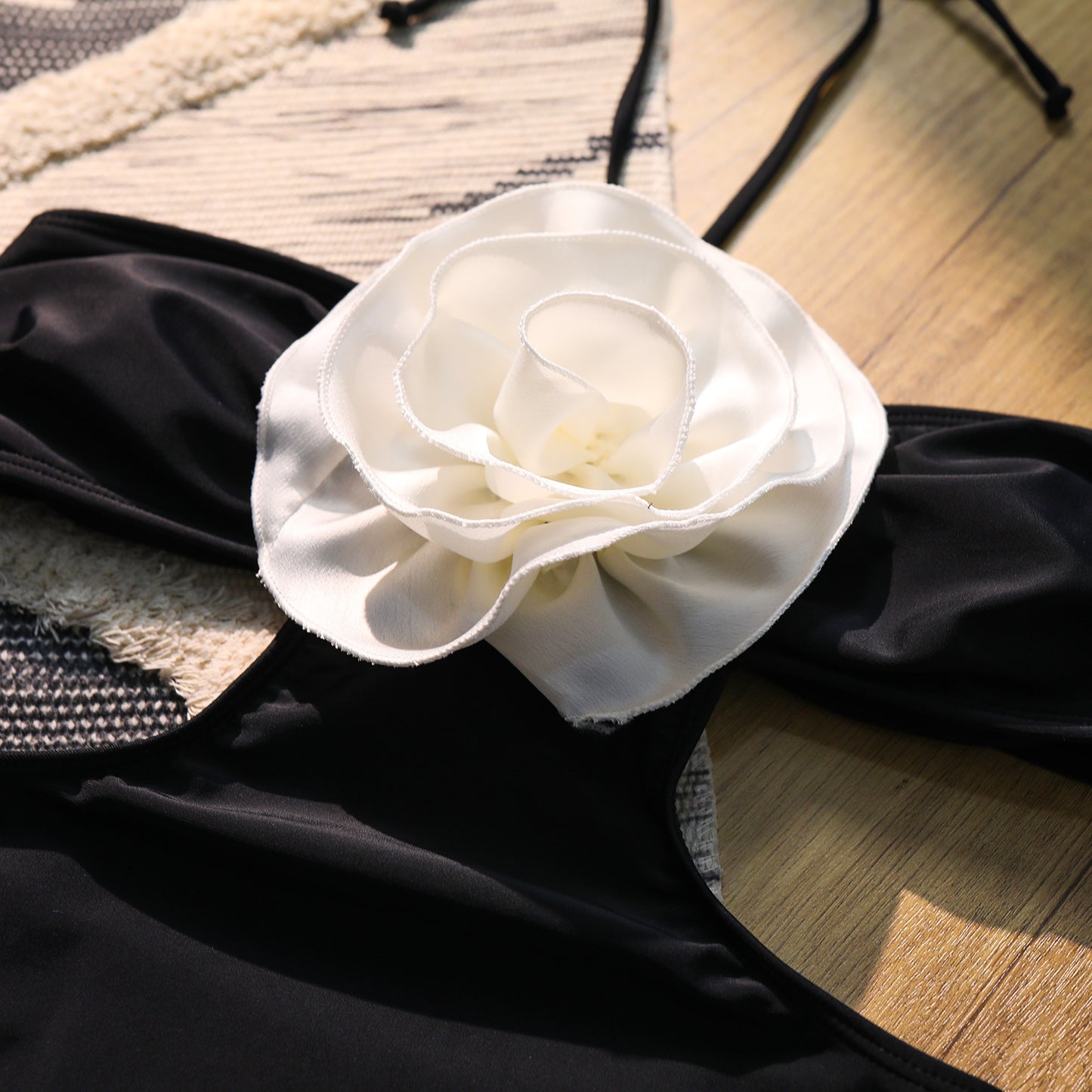 Damen Eleganter Badeanzug mit Blumenapplikation und trägerlosem Design Stalluxe