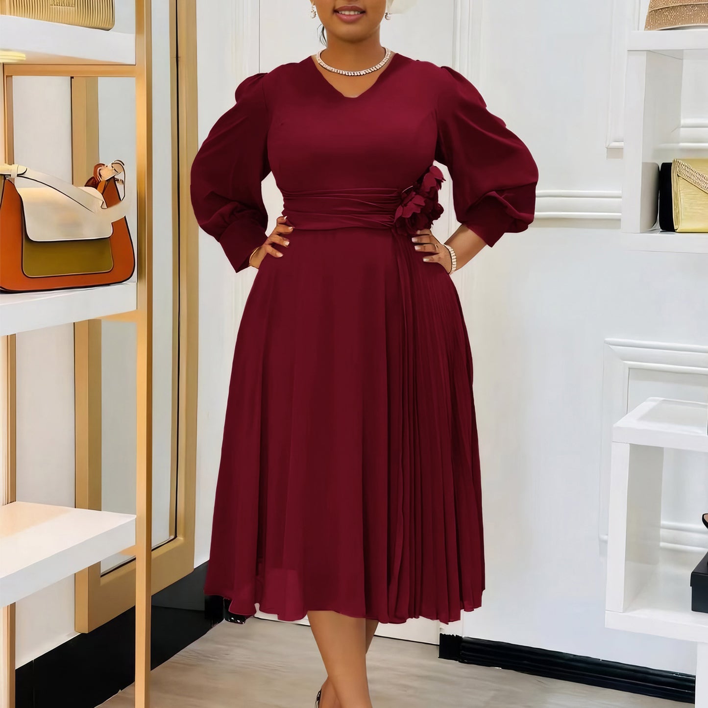 Damen elegantes Kleid mit dekorativem Blumenakzent und Faltenwurf Stalluxe