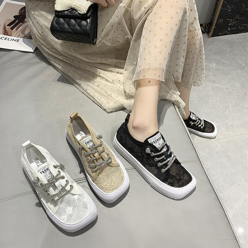 Damen modische Sneakers mit elegantem Spitzenmotiv und glitzernden Schnürsenkeln Stalluxe