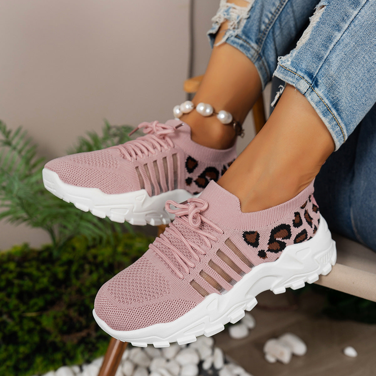 Damen Sportliche Sneakers aus atmungsaktivem Strickmaterial mit auffälligem Leopardenmuster Stalluxe