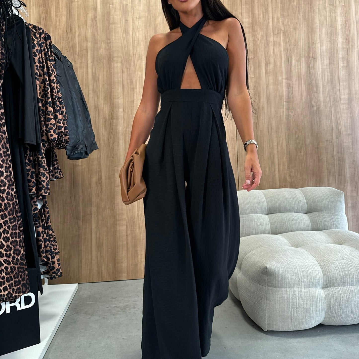 Damen Elegant geschnittener Jumpsuit mit schulterfreiem Design und weiten Beinen Stalluxe