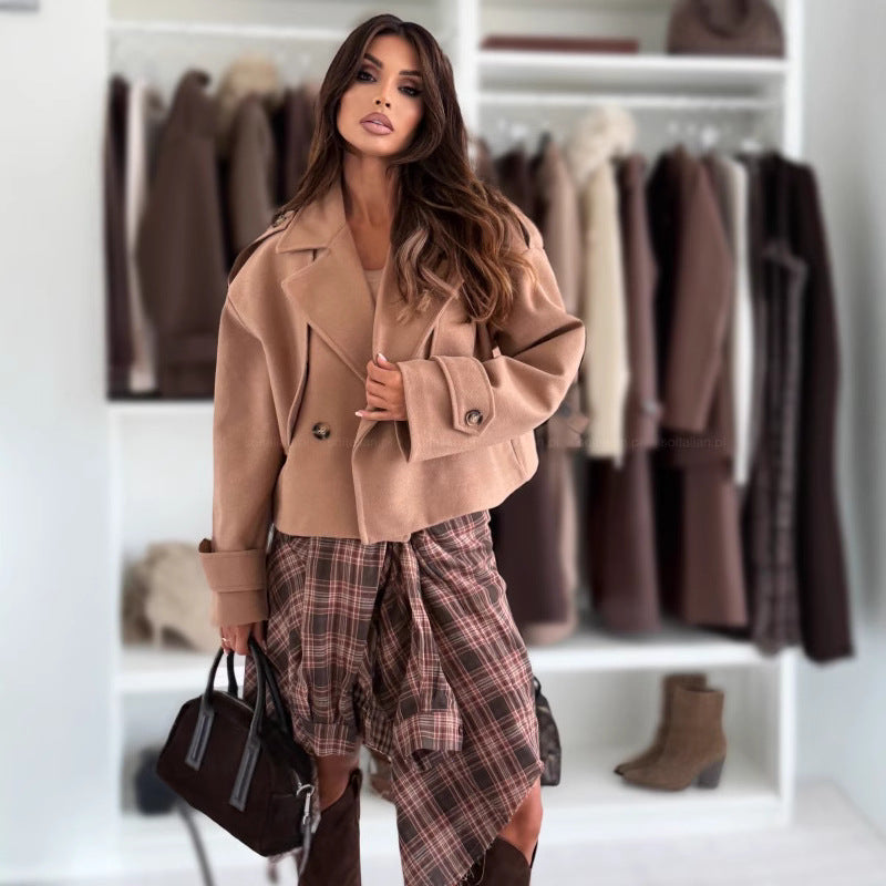 Damen modische Kurzjacke mit oversized Schnitt und auffälligen Knopfdetails Stalluxe