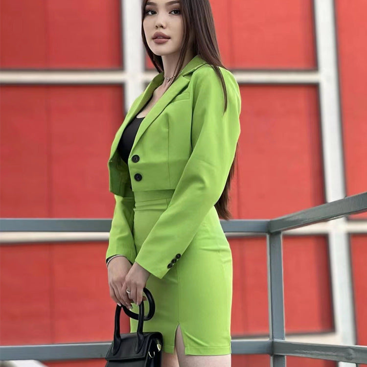 Damen eleganter Blazer mit kurzem Schnitt und passendem Rock Stalluxe