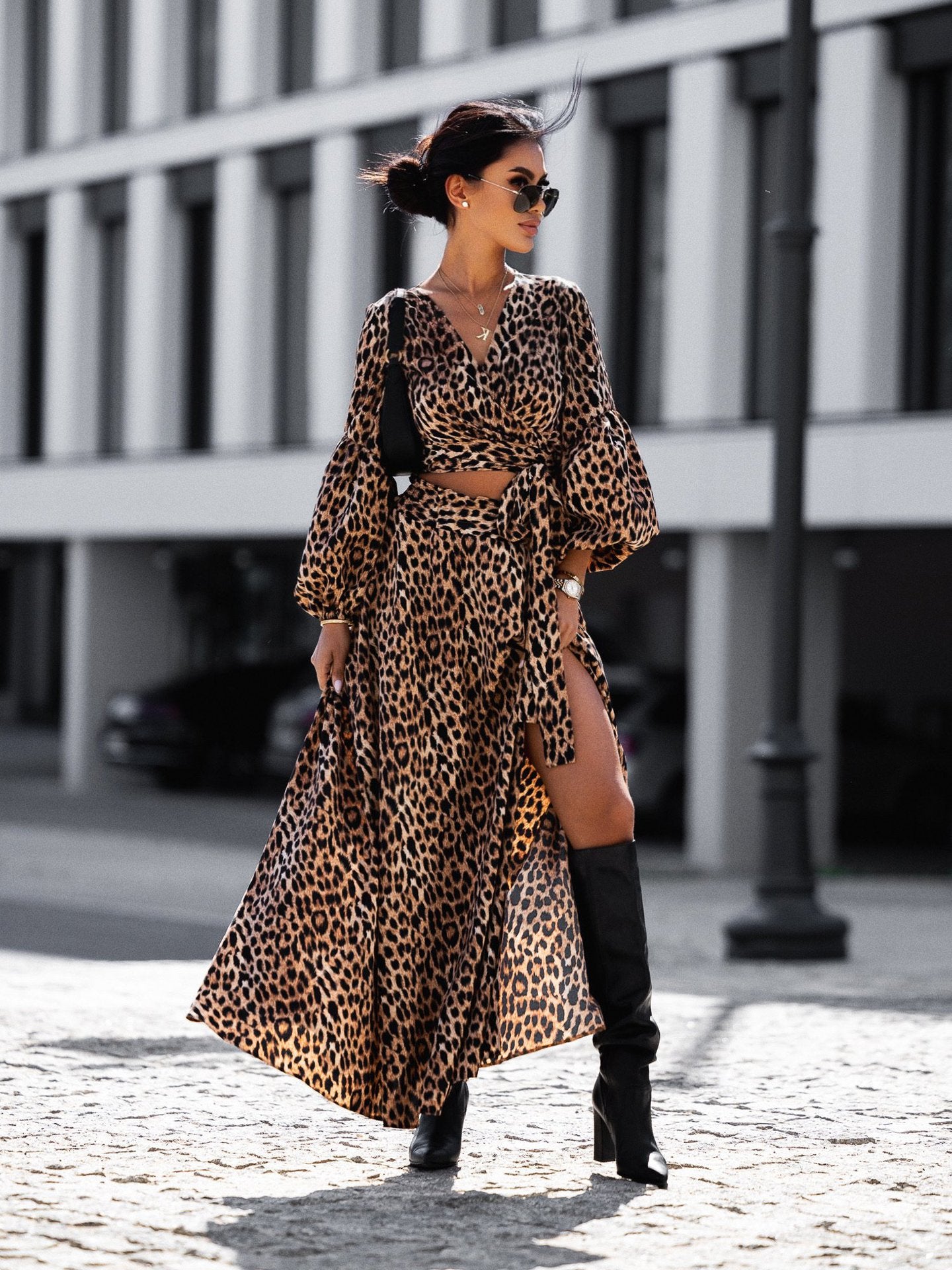 Damen Maxikleid im Leopardenmuster mit Wickeldesign und voluminösen Ärmeln Stalluxe