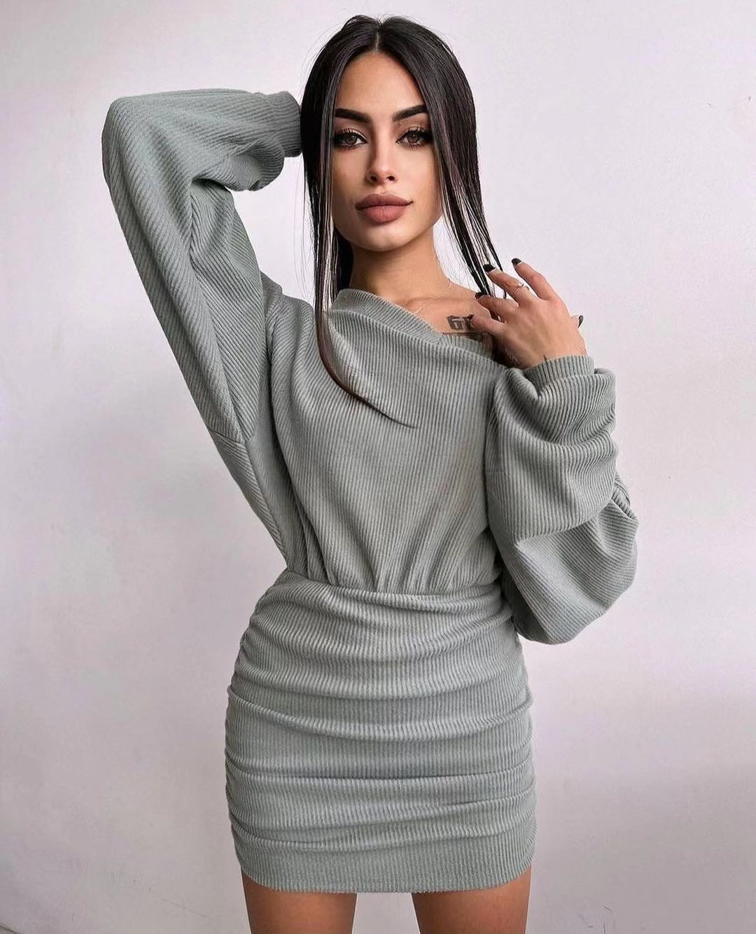 Damen Minikleid mit asymmetrischem Design und weitem Kragen Stalluxe