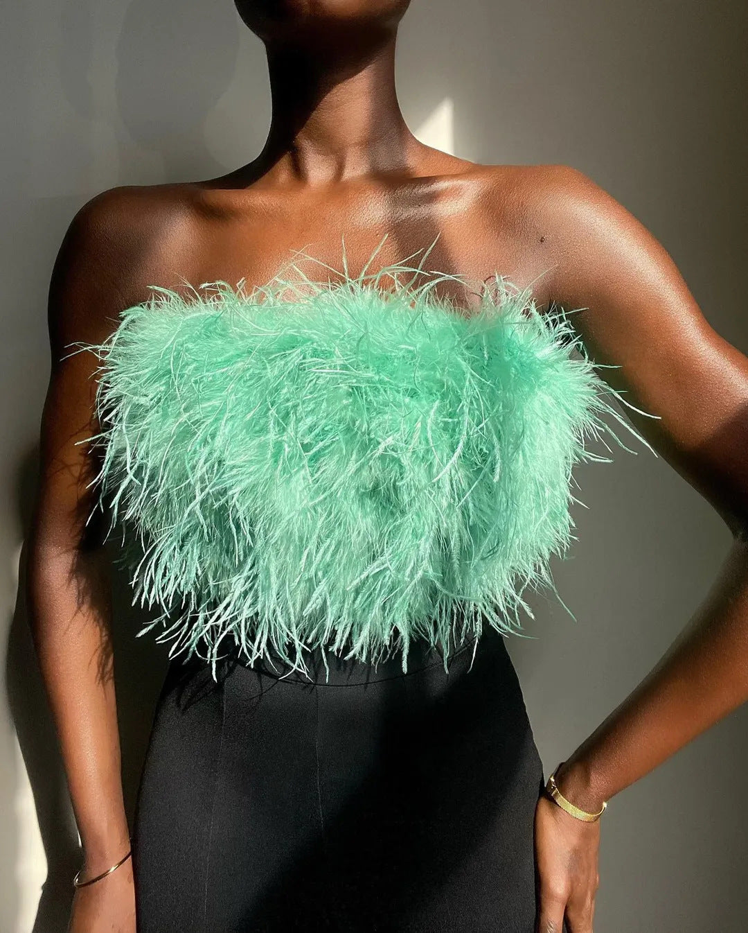 Damen Modische Top mit aufregendem Federn und schulterfreiem Design Stalluxe