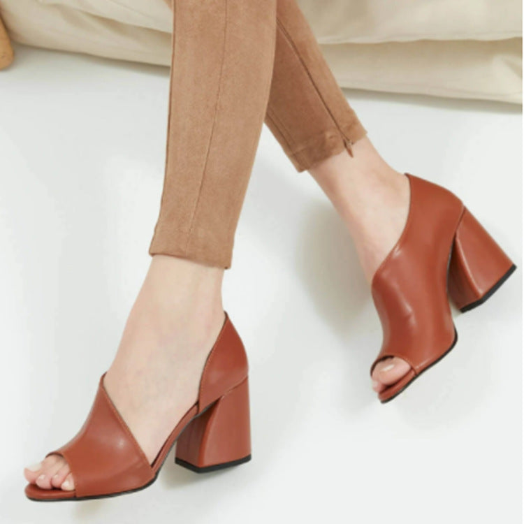 Damen elegante Peeptoe-Pumps mit breitem Blockabsatz und geschwungenem Design Stalluxe