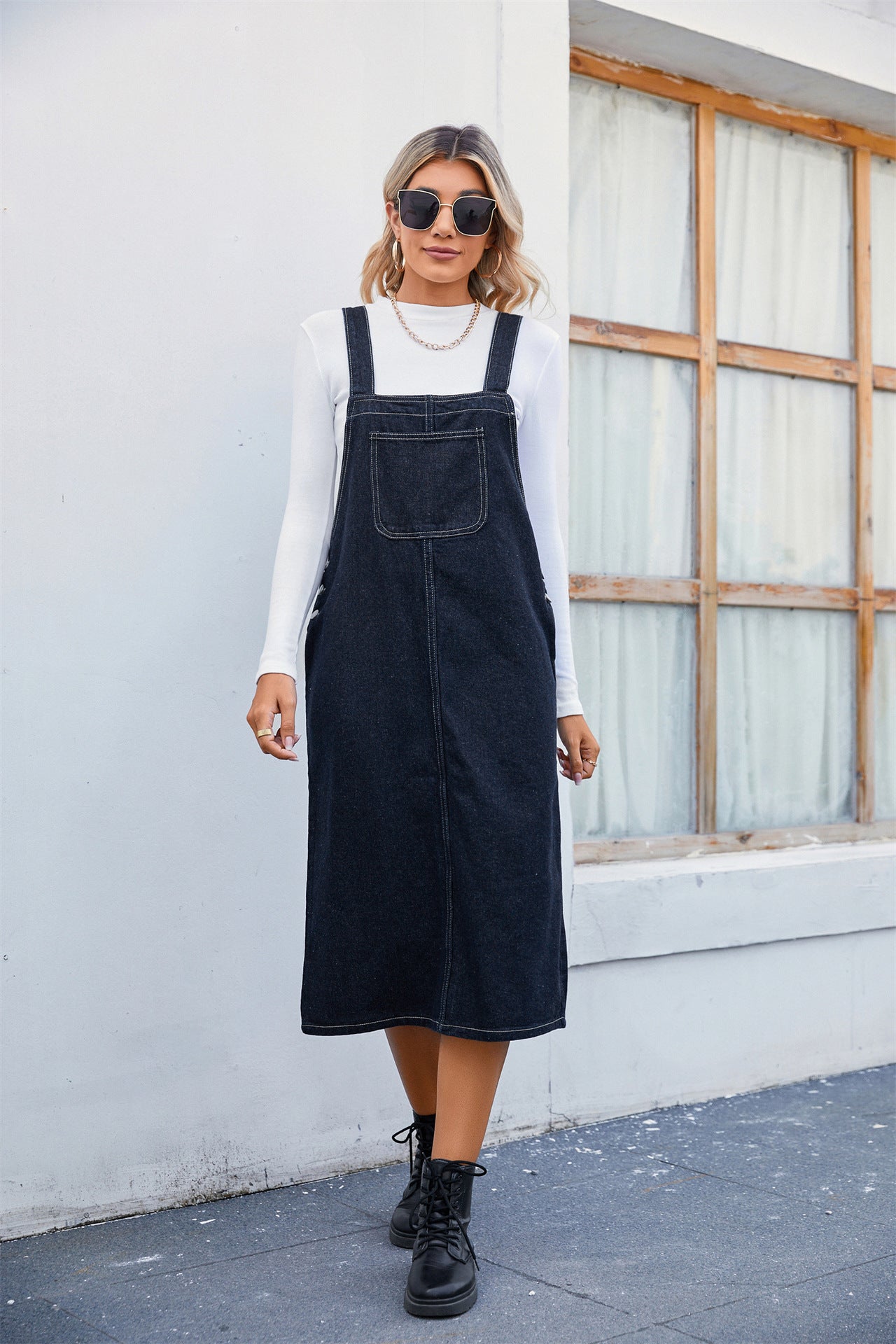 Damen Denim-Latzkleid mit praktischen Seitentaschen und modernem Schnitt Stalluxe