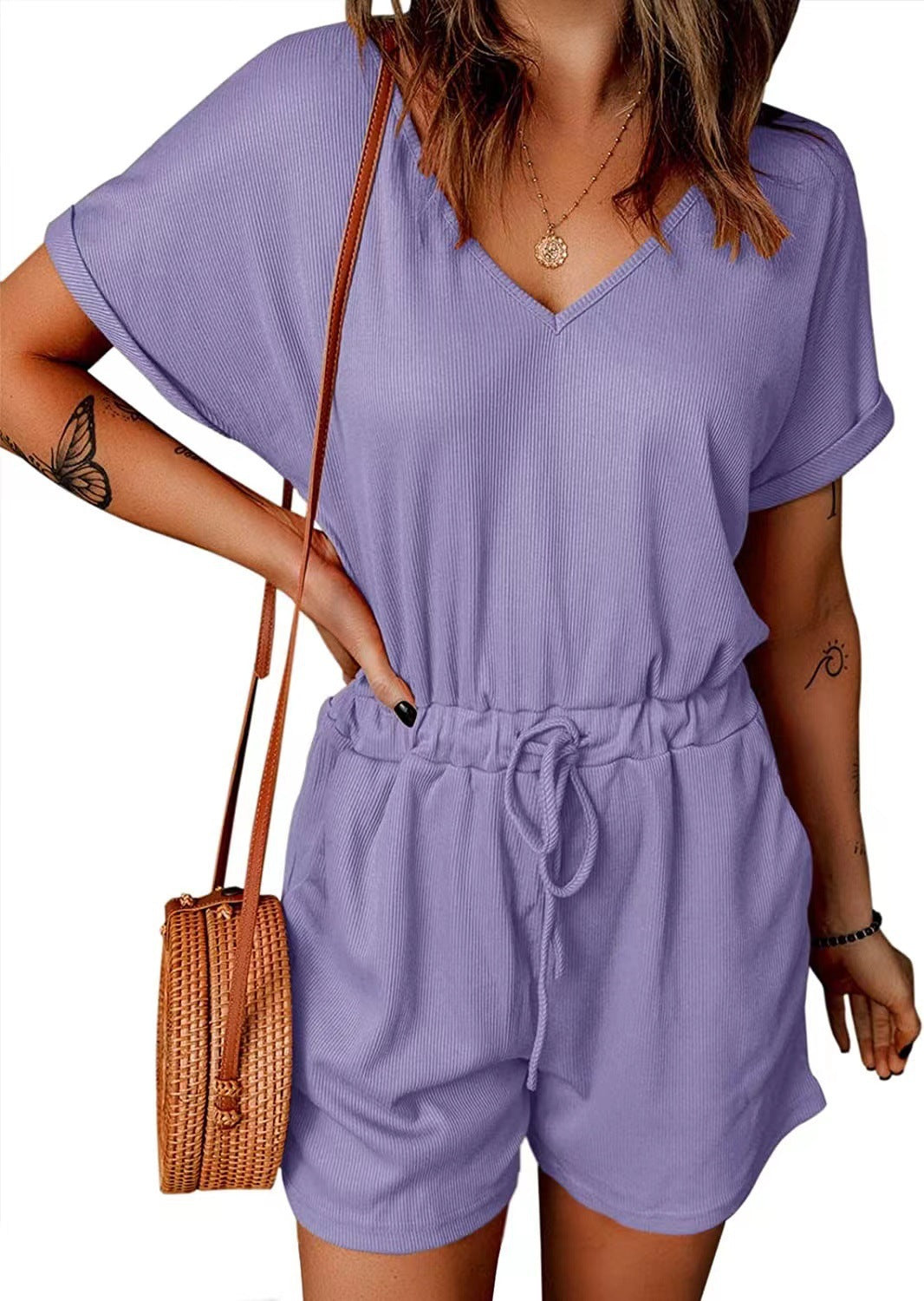 Damen lässiger Kurz-Jumpsuit mit Gürteldetail und tiefem V-Ausschnitt Stalluxe