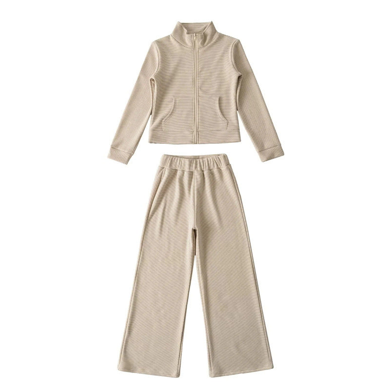 Damen Freizeitanzug mit hochgeschlossenem Kragen und weiten Hosen Stalluxe