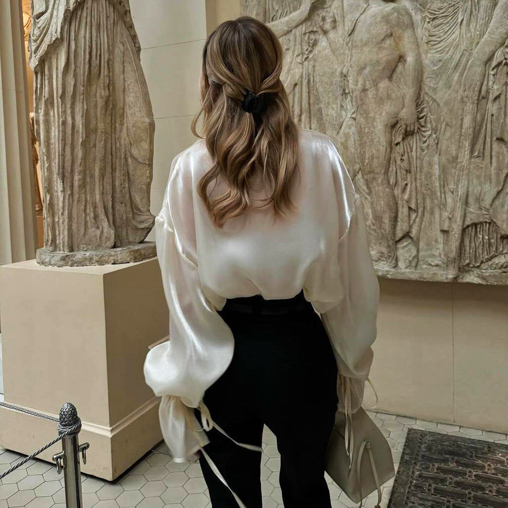 Damen Elegant geschnittene Satin-Bluse mit voluminösen Ärmeln und Binde-Details Stalluxe