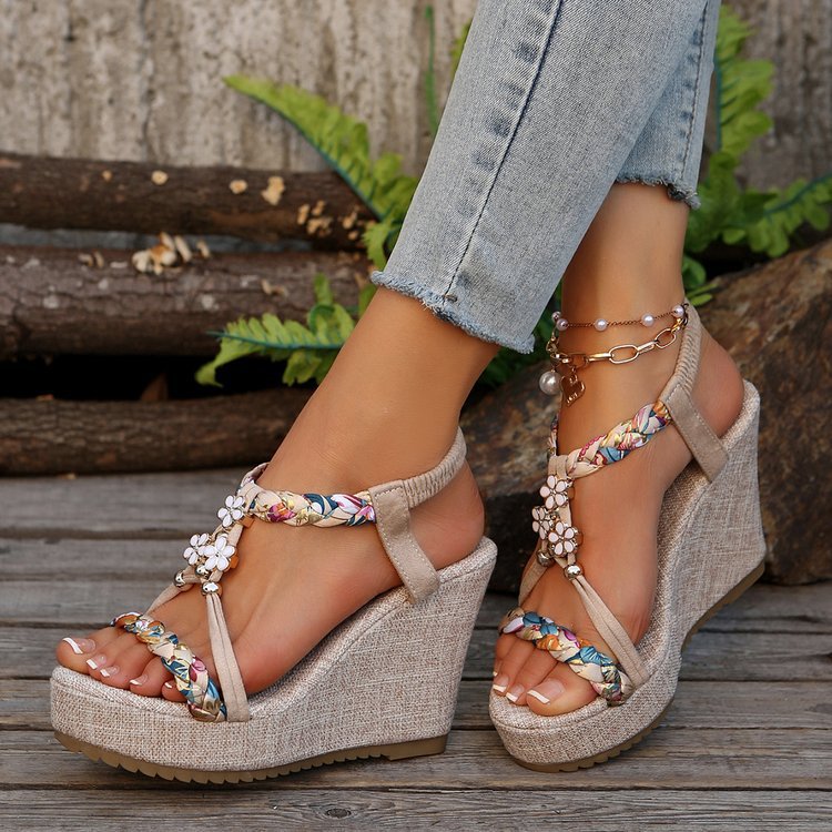 Damen Wedge-Sandalen mit floralem Detail und rutschfester Sohle Stalluxe