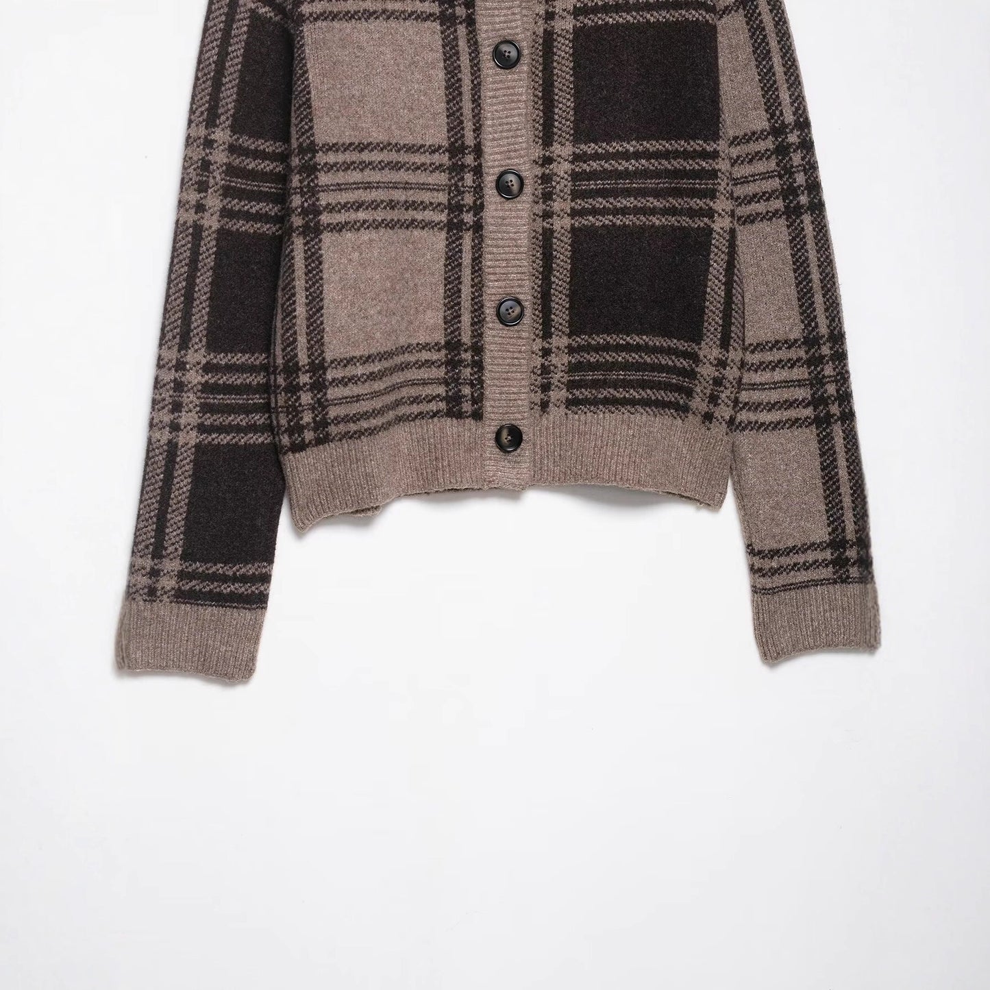Damen modische Strickjacke mit Karomuster und Knopfdetails Stalluxe