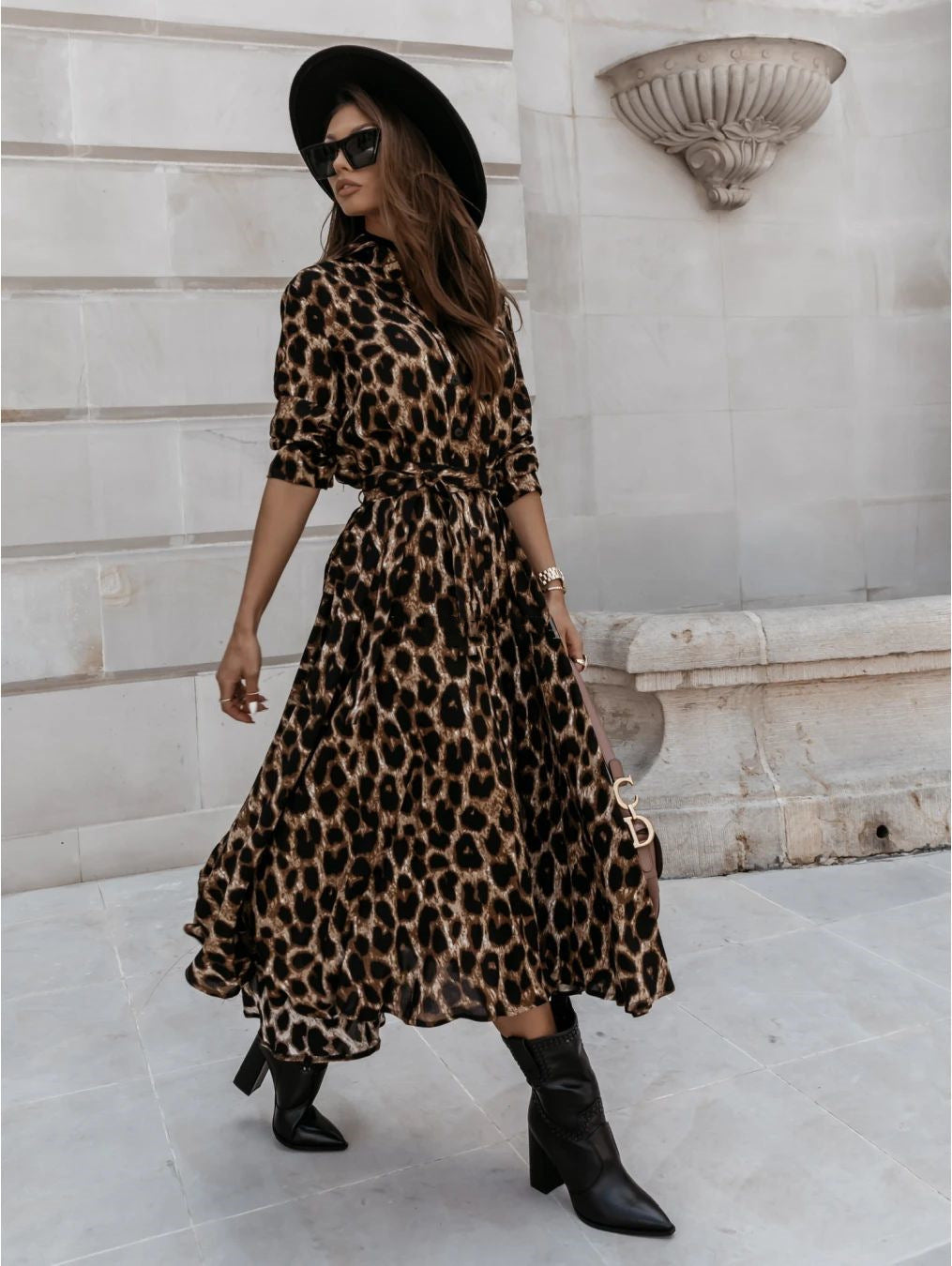 Damen Maxikleid im modernen Leopardenmuster mit eleganter Taillenbetonung und fließendem Rock Stalluxe