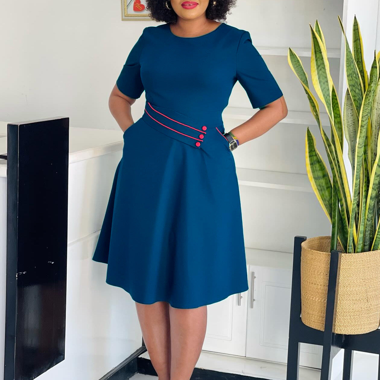 Damen A-Linien Kleid mit eleganten Knopfdetails und schwingendem Rock Stalluxe