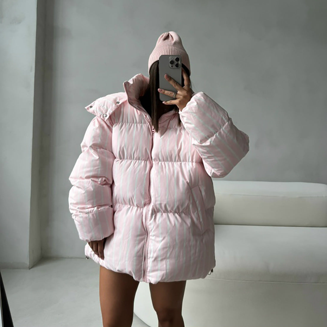 Damen gestreifte Daunenjacke mit hohem Kragen und voluminösem Schnitt Stalluxe