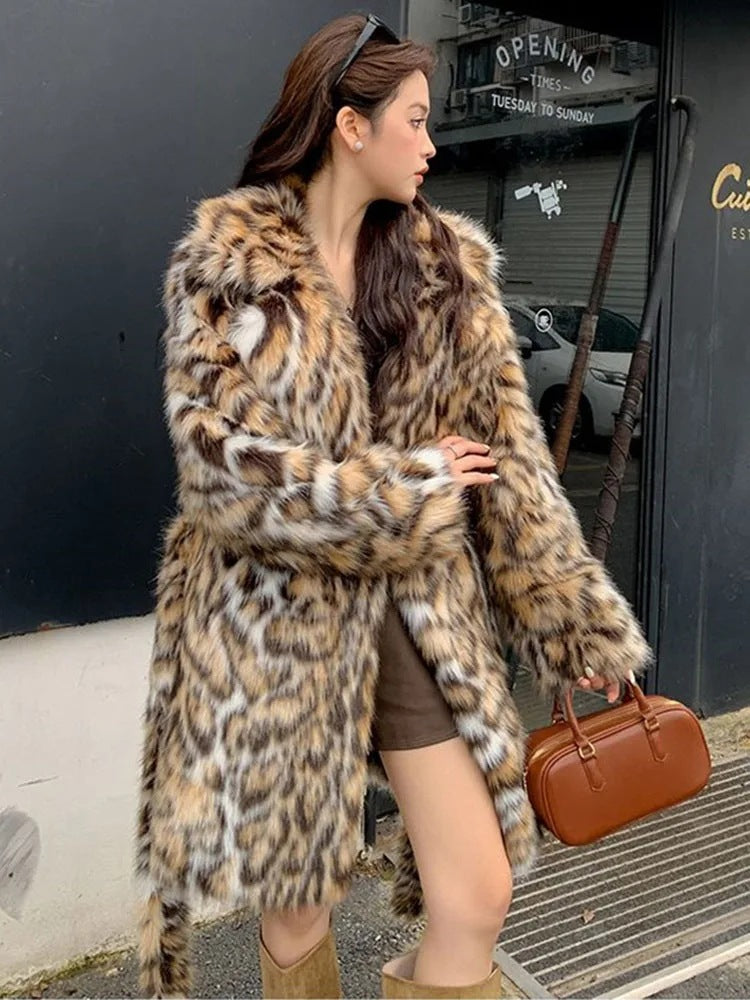 Damen Elegante und modische Kunstpelzjacke mit animalischem Muster Stalluxe