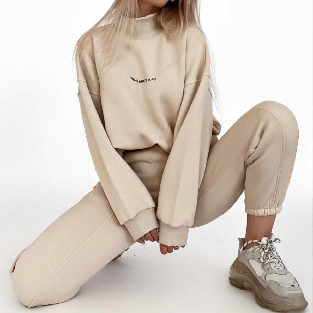 Damen sportlicher Lounge-Anzug mit hohem Kragen und weiten Ärmeln Stalluxe