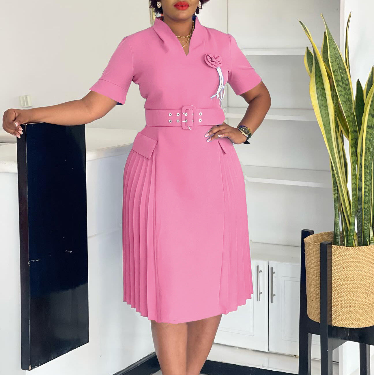 Damen Plissee-Kleid mit Taillengürtel und modischen Blumenakzenten Stalluxe