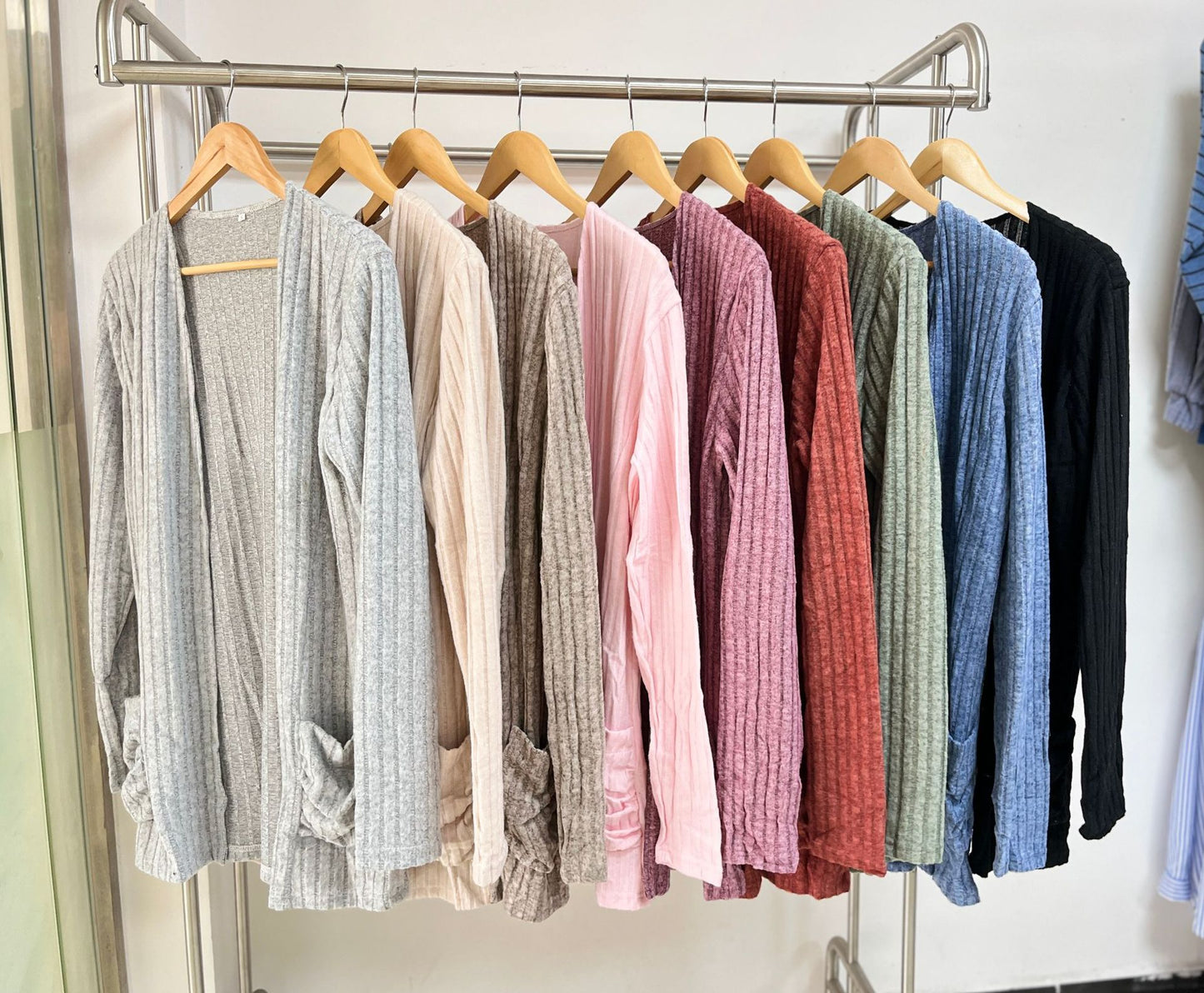 Damen lässige Strickjacke mit Rippstruktur und praktischen Taschen Stalluxe