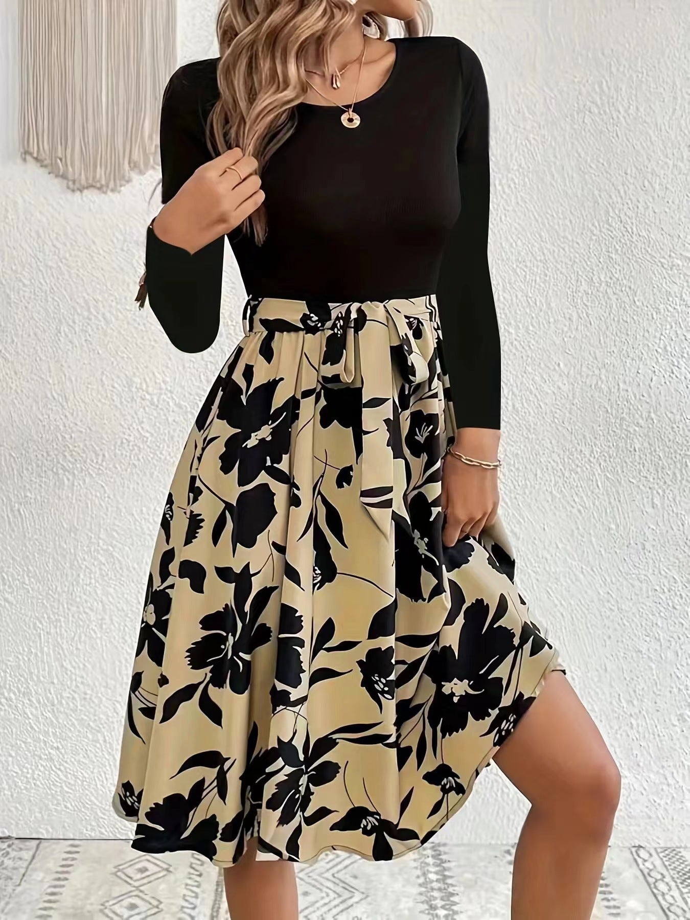 Damen Set aus langärmligem Oberteil und lässigem, floralem Rock Stalluxe