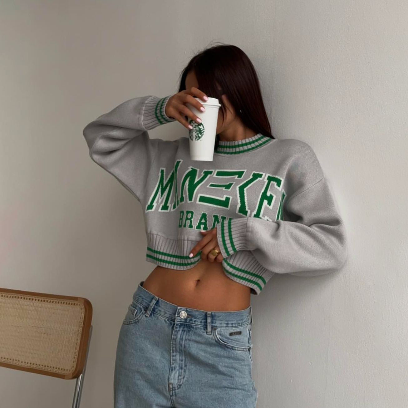 Damen trendiger, lässiger Crop-Pullover mit grafischem Schriftzug und sportlichen Akzenten Stalluxe