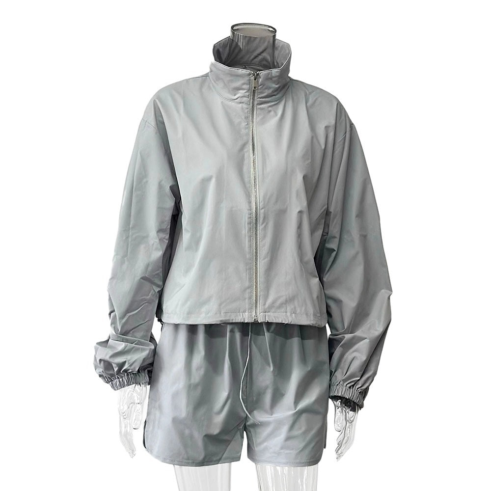 Damen stylisches Sportoutfit mit reißfestem Windbreaker und luftigen Shorts Stalluxe