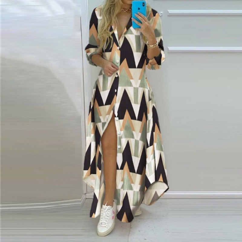 Damen Maxikleid mit angesagtem Zeitungsdruck und praktischem Schlitz Stalluxe
